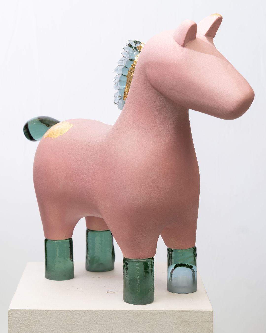 Pink Trojan. Ceramics and glass, gilding. 43 x 45 x 15cm. 4700 €