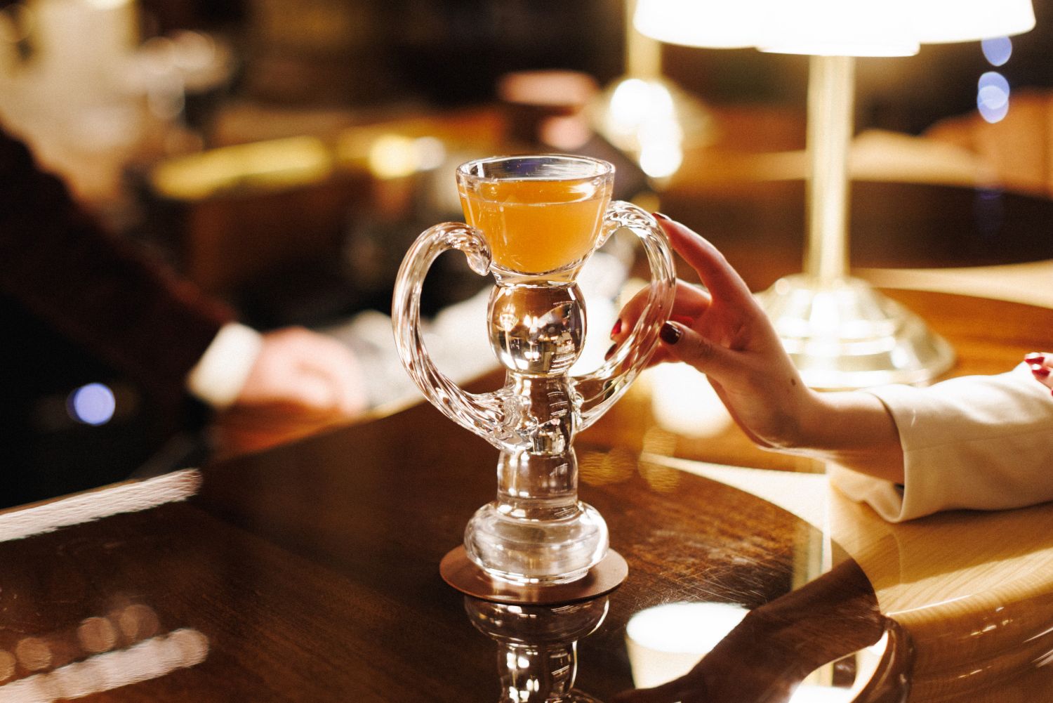 Sibeliuksen inspiroimat lasit Kämp Baariin on käsin valmistettu. Valokuvaaja Vesa Laitinen