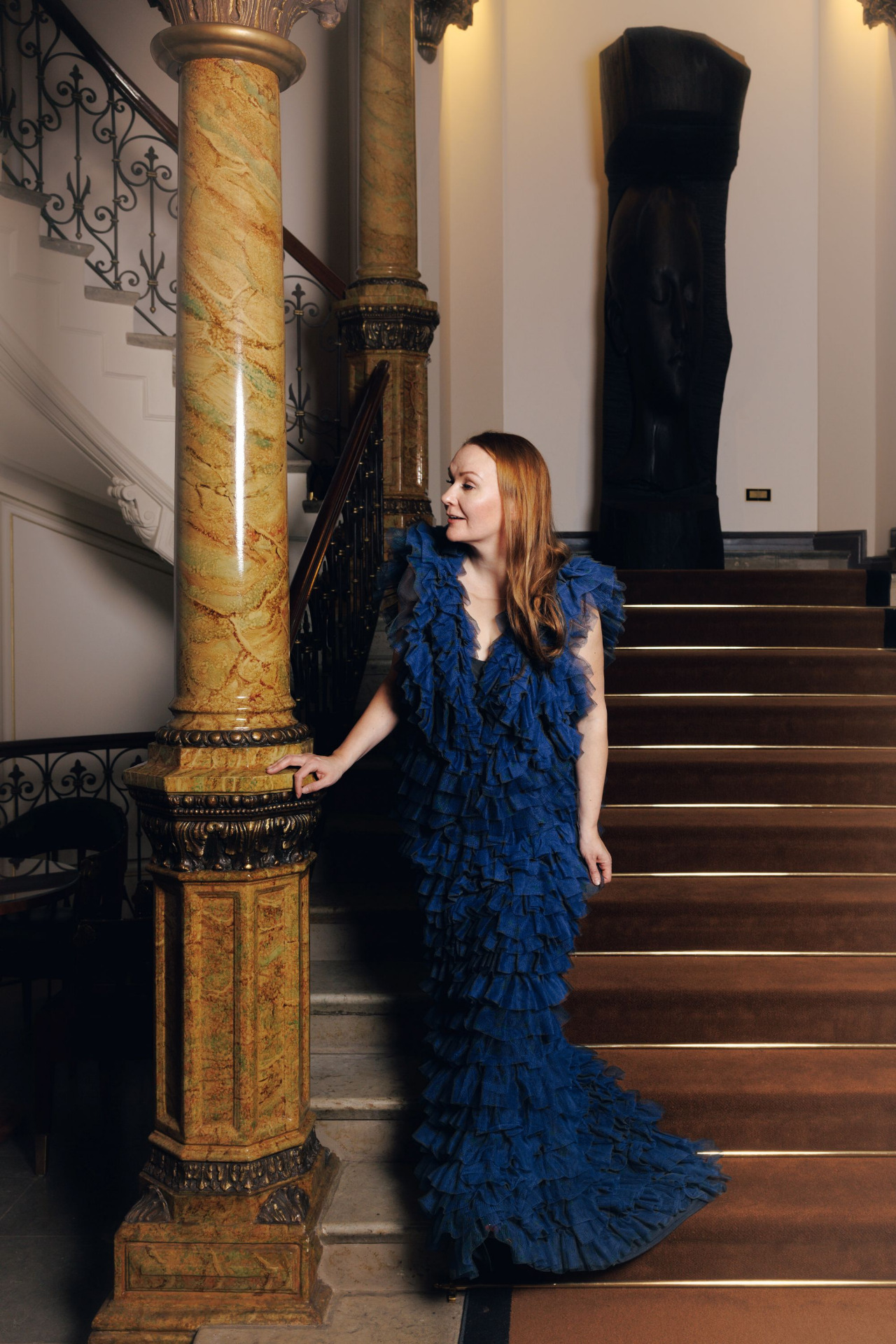 Oli ilo lainata Sabina Eklundin kierrätysmateriaaleista valmistettua asua kuvauksiin! Tämä teos sopii ympäristöön täydellisesti! Kuva: Vesa Laitinen