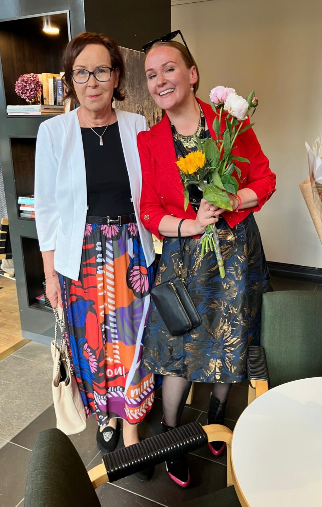 Pia brought beautiful flowers.