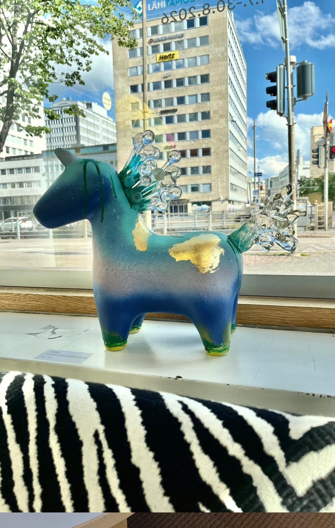 Heidi-Hanna Karhu photographed Laitamyötäinen in its urban surroundings. She also happens to be the very first photographer I ever worked with when I started making glass art years ago.
