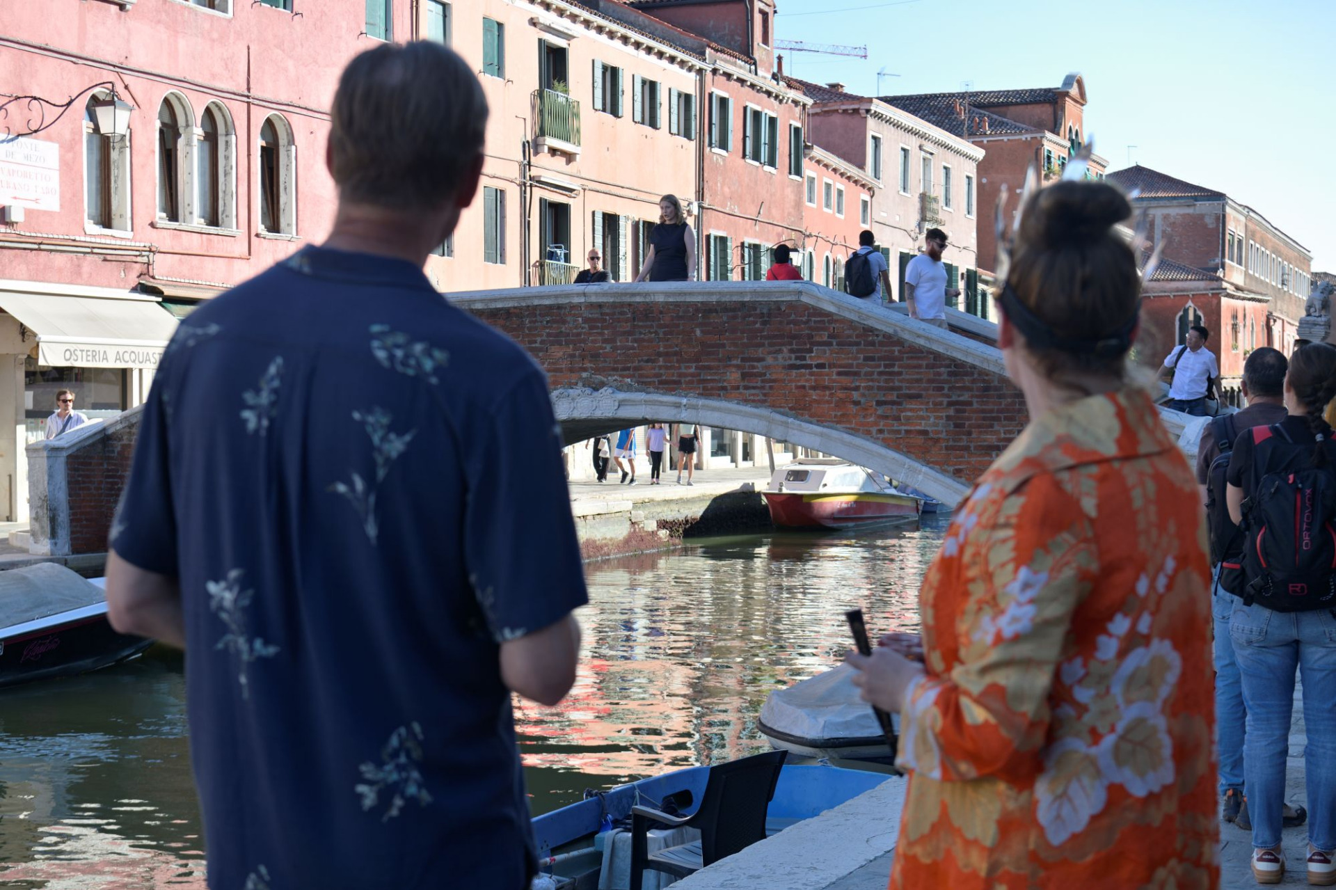 Outi Kuusilehto offered a special aria performance on a bridge in Murano, in collaboration with energiajuristi.fi. Image by Francesco Barasciutti